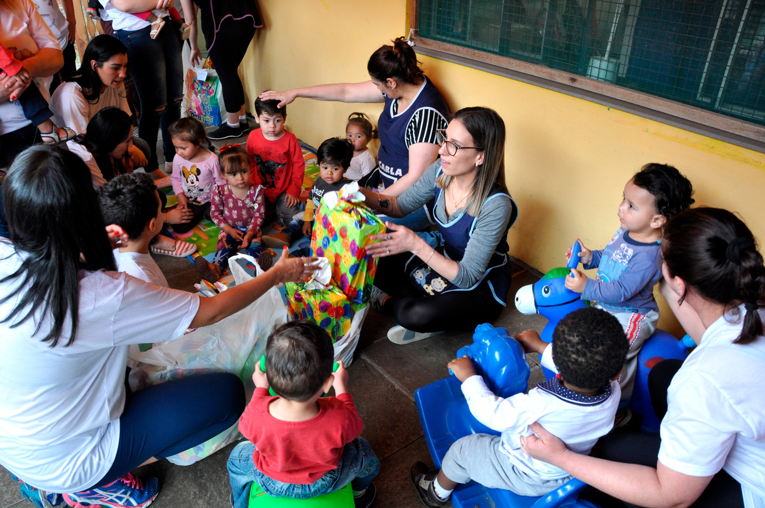 A equipe estreiou os brinquedos e compartilhou guloseimas com as crianças. Foto: Divulgação/Eduardo Vargas de Almeida