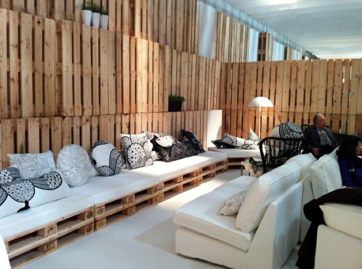 Sala de estar com pallets de madeira na decoração