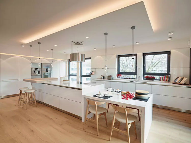 Cozinha com móveis em laca